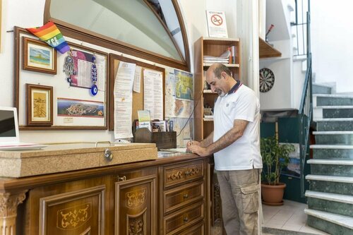 B&B Zahra, Забронировать Отель «постель и завтрак» Отели Альгеро с парковкой, рядом с Palazzo D Albis, Парковка