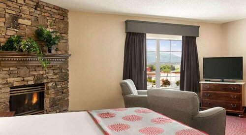 Vista Suites of Pigeon Forge, Забронировать Отель Пиджен-Фордж Great Smoky Mountains National Park, рядом с Ресторанное представление-детектив "Great Smoky Mountain Murder Mystery"