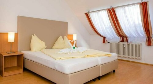 Stadthotel Schwerterbräu, Забронировать Отель Отели Юденбург с парковкой, рядом с Планетарий Юденбурга, Парковка