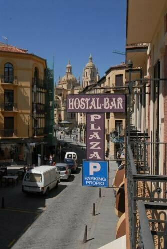 Hostal Plaza, Забронировать Отель Отели Сеговии с парковкой, рядом с Смотровая площадка на лугу Сан-Маркос, Парковка
