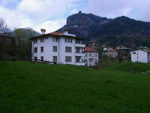 Guestrooms Sekvoia, Забронировать Отель Отели Родопы с парковкой, Парковка