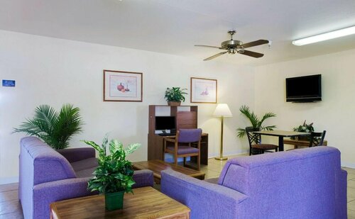 Super 8 by Wyndham Rawlins, Book Mini-hotel Hoteller i Michigan med parkering, Parkering