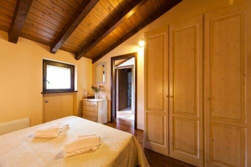 Agriturismo alla Poncia, Varaa Hotelli Hotellit Como uima-altaalla, Uima-allas