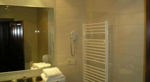 El Romeral, Prenota Hotel Monteagudo de las Salinas 