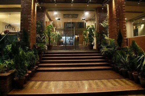 The Grand INN Hotel, Rezervați Hotel Lahore Pakistan, aproape de Lahore Stock Exchange