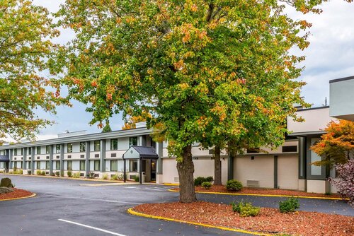 Clarion Inn Belle Vernon, Забронировать Отель Бель-Вернон 