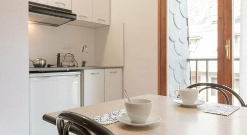 Domus Apartamentos, Забронировать Отель Андорра-ла-Велья Андорра, рядом с Церковь Сант-Эстев