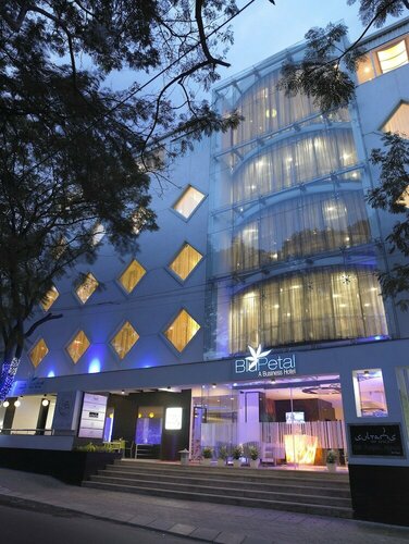 Blu Petal - A Business Hotel, Забронировать Отель Корамангала Бангалор