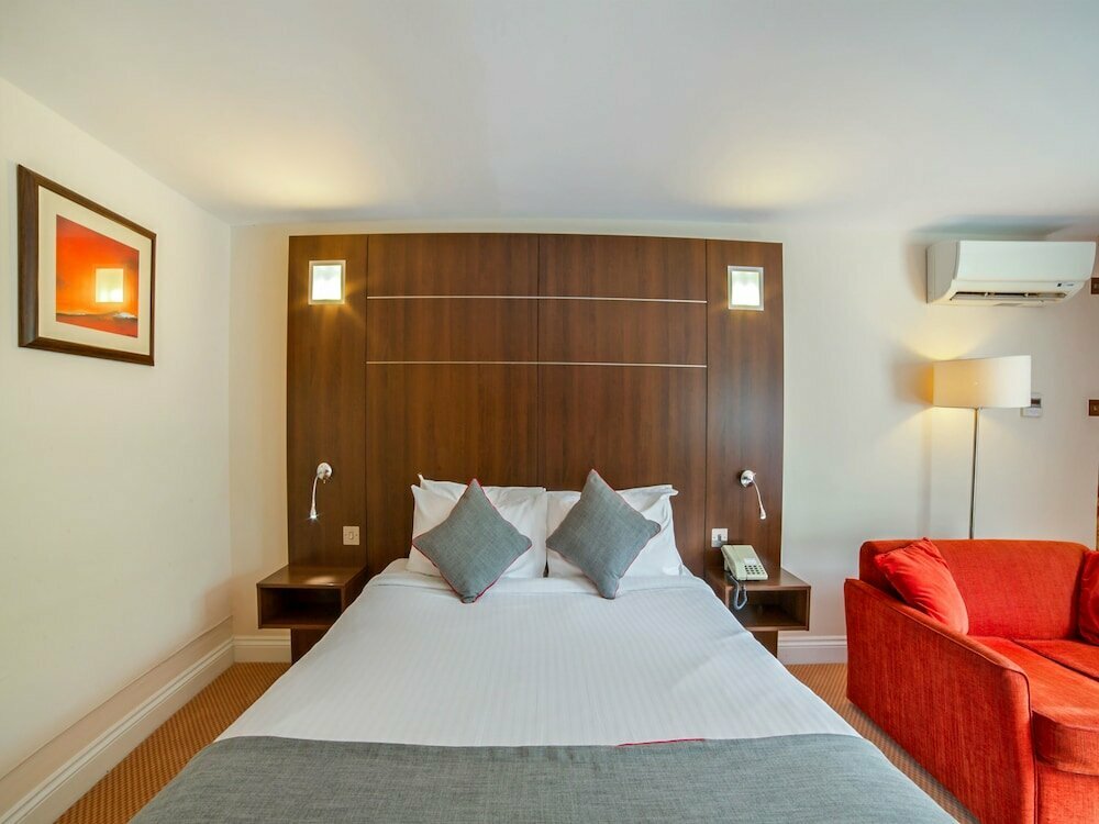 Oyo The Bridge House Hotel