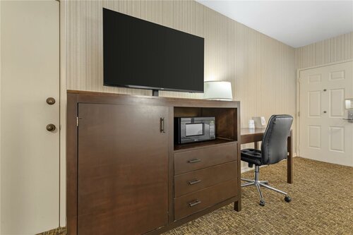 Best Western Plus Big America, Забронировать Отель Санта-Мария Central Coast California, рядом с Городской театр Санта-Марии