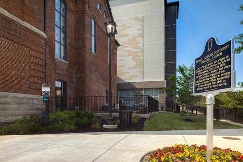 Hampton Inn Indianapolis Downtown IUPUI, Забронировать Отель Отели Индиана с парковкой, Парковка