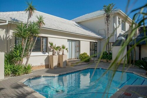 Palm Beach Guesthouse, Забронировать Гостевой дом Порт-Элизабет , рядом с Пляж Summerstrand Beach