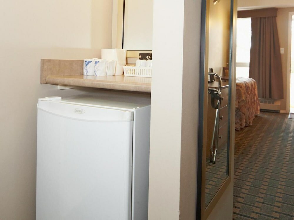 Colonial Square Inn & Suites