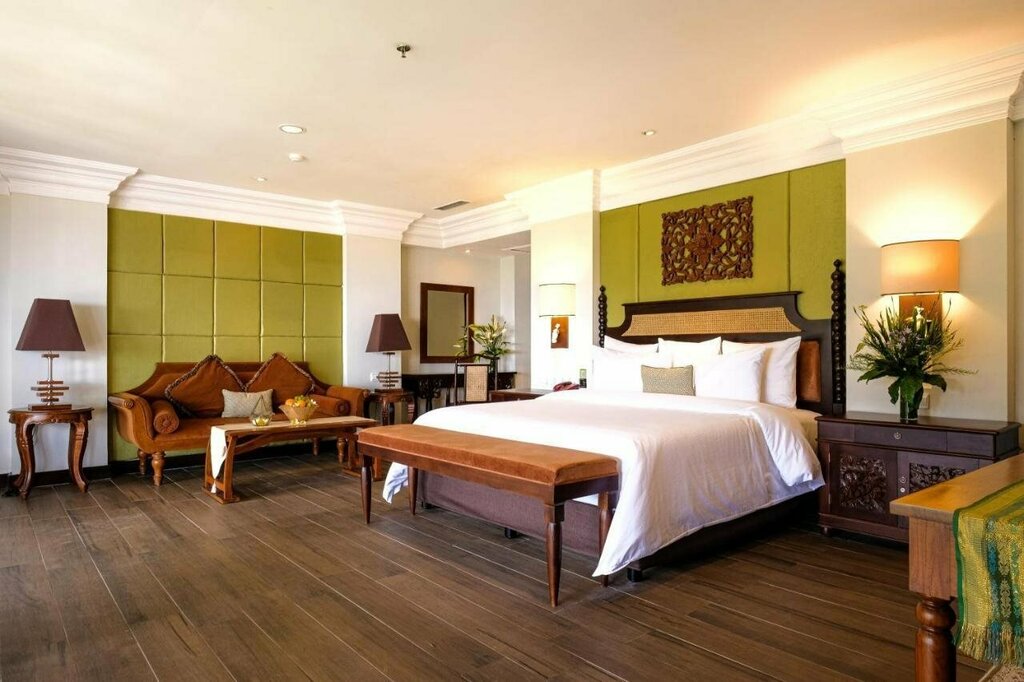 The Grand Hill Bistro Cafe & Resort Hotel