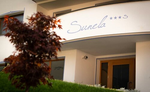 Garni Sunela B&B, Забронировать Апартаменты/квартира Отели Сельва-ди-Валь-Гардена с парковкой, рядом с Бугельный подъёмник Ризачча 1 (нижняя станция), Парковка