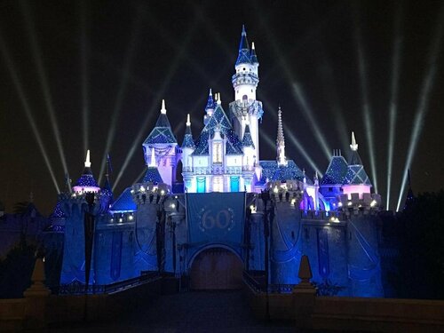 The Neverending Story Home, Забронировать Отель Отели Анахайм с бассейном, рядом с Курорт Disneyland® Resort, Бассейн