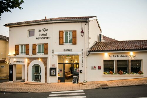 Logis Chez La Rose, Book Hotel Hoteller i Rhône-Alps med parkering, Parkering