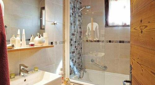 Logis Hotel Les Airelles, Rezervați Cabana Hoteluri în Rhône-Alps cu parcare, Parcare