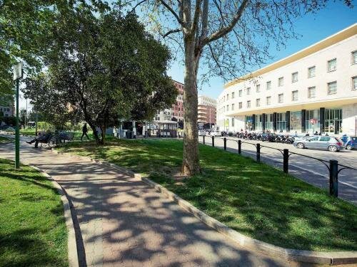 Jadore Monic, Book Hotel Nomentano Rom