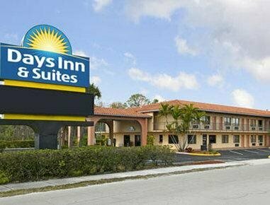 Days Inn and Suites Orlando/UCF Research Park, Rezerwuj Hotel Hotele w Kissimmee z parkingiem, Parking