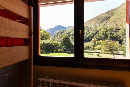 Albergue Los Avellanos - Hostel, Book Hostel / Vandrerhjem Hoteller i Asturias med parkering, Parkering