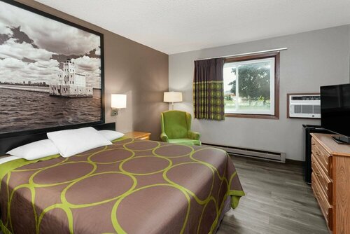 Super 8 by Wyndham Green Bay Near Stadium, Забронировать Мини-отель Грин-Бей Висконсин
