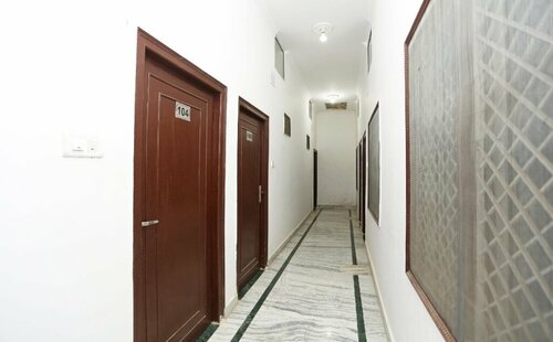 Karma Hostel, Забронировать Гостевой дом Гостевые дома Кхаджурахо, рядом с Храм Кандария Махадева, Гостевой дом