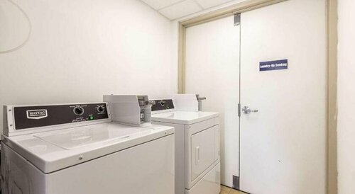Motel 6 New Brunswick, Забронировать Мотель Отели Нью-Джерси с парковкой, Парковка
