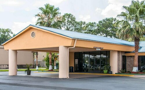 Quality Inn Hinesville - Fort Stewart Area, Kitchenette Rooms - Pool - Guest Laundry, Prenota Hotel Hotel a Georgia con parcheggio, Parcheggio