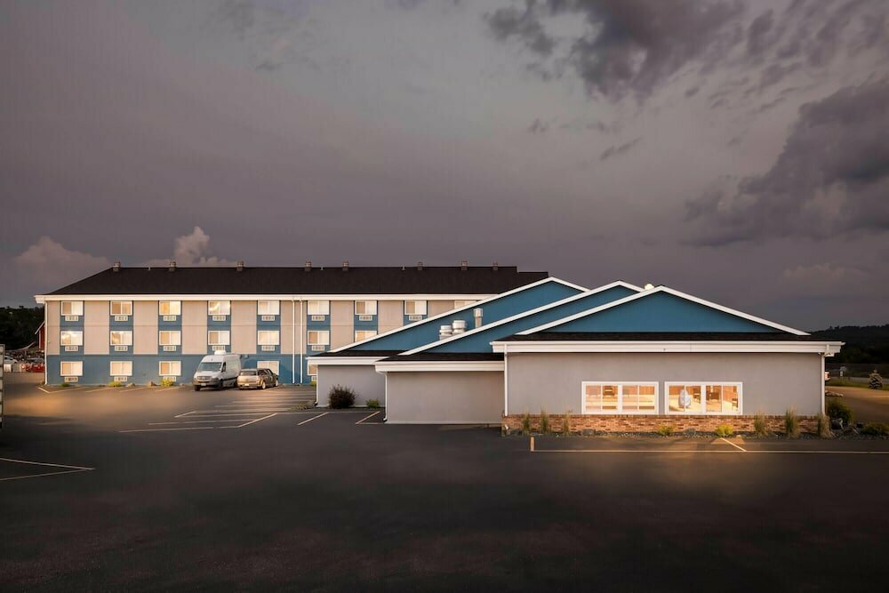 Super 8 Osseo