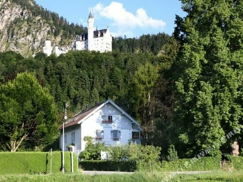 Romantic-Pension Albrecht - Villa next to UNESCO World Heritage, Забронировать Отель Отели Швангау с парковкой, рядом с Водопад Пёллат, Парковка