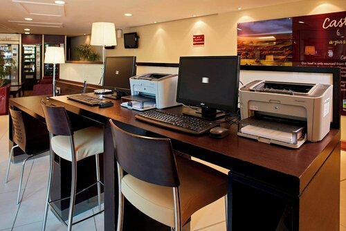 Courtyard by Marriott London Gatwick Airport, Забронировать Отель Отели Исторического графства Суссекса с парковкой, Парковка