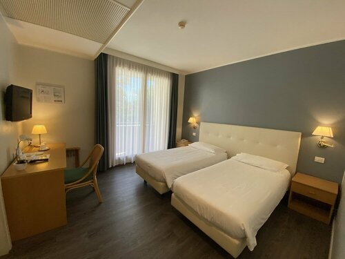 Hotel Ristorante Primavera, Забронировать Отель Отели Годега-ди-Сант’Урбано с парковкой, Парковка
