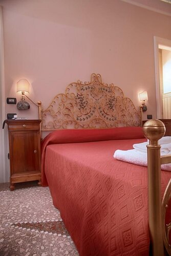 Domus Real Cardello, Забронировать Гостевой дом Отели Рима с завтраком, рядом с San Silvestro in Capite, Завтраки