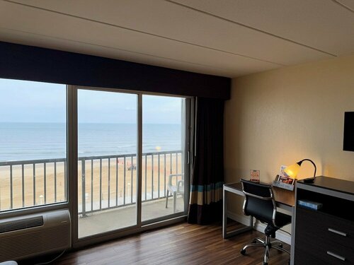 Travelodge by Wyndham Suites Virginia Beach Oceanfront, Забронировать Отель Отели Вирджиния-Бич с парковкой, рядом с Virginia Museum of Contemporary Art, Парковка