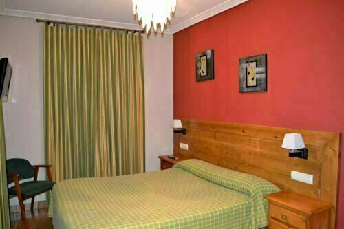 Hostal Aribel Longinos, Забронировать Отель Отели Sierra de Guadarrama с парковкой, Парковка