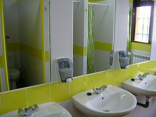 Albergue Serranilla - Hostel, Book Hostel / Vandrerhjem Hostels i Castilla-La Mancha, Hostel / Vandrerhjem