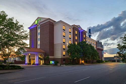 Holiday Inn Express Hotel & Suites Indianapolis Dtn-Conv Ctr Area, Varaa Hotelli Indianapolis Indiana, lähellä The Eiteljorg Museum