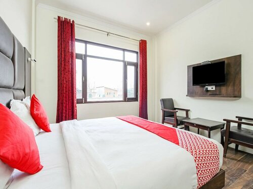 Capital O 29999 Hotel Green Ambition, Забронировать Отель Отели Сринагара с парковкой, Парковка