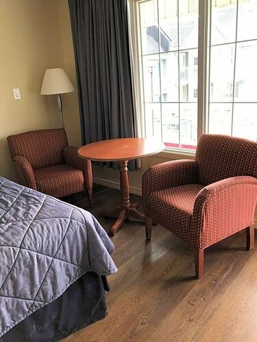 Falls Lodge & Suites, Забронировать Мини-отель Мини-отели Ниагара Фолс, рядом с Niagara College of Applied Arts and Technology, Мини-отель