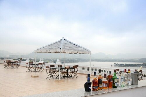 Hotel Hilltop Palace, Забронировать Отель Отели Удайпур с бассейном, рядом с Bagore ki Haveli, Бассейн