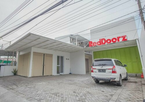 RedDoorz near Ciputra Golf Surabaya, Varaa Hotelli Lakarsantri Surabaya