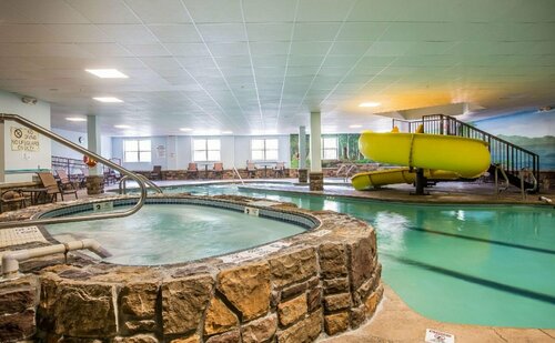 La Quinta Inn & Suites by Wyndham Lake George, Забронировать Отель Лейк-Джордж Adirondack Mountains, рядом с Ichabod Crane Schoolhouse