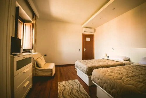 Twins 1, Book Hotel Borghesiana Lazio