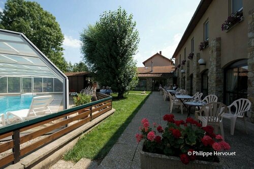 Hôtel-Restaurant La Crèche et sa piscine intérieure - Logis Hôtels, Book Hotel Hoteller i Rhône-Alps med parkering, Parkering