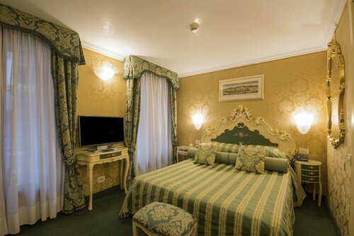Hotel Becher, Забронировать Отель Отели Венеции с бассейном, рядом с Accademia Bridge, Бассейн