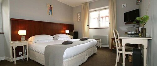 Hotel Les Almadies - Coeur de Ville, Забронировать Отель Отели в центре Сен-Жан-де-Люз, в центре, Парковка