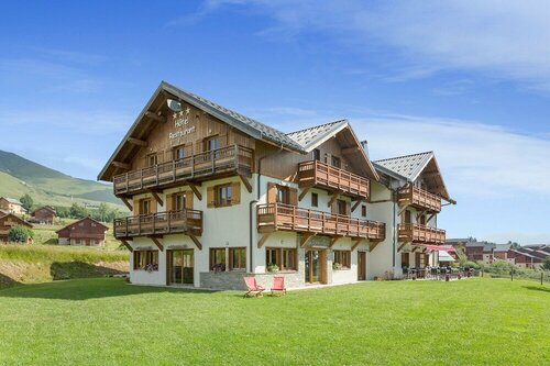 Hôtel Beausoleil, Book Chalet Hoteller i Rhône-Alps med parkering, Parkering