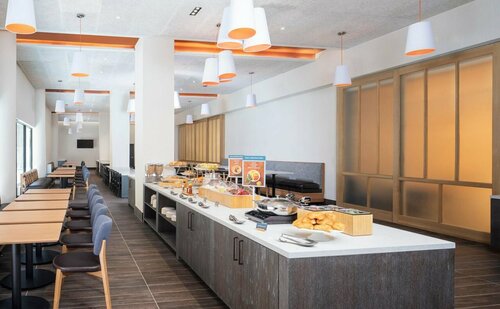 Fairfield Inn & Suites by Marriott New York Midtown Manhattan/Penn Station, Забронировать Отель Бизнес-отели Нью-Йорка, рядом с Художественная галерея Agora, 4* 5*