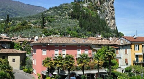 Hotel Sole Holiday, Забронировать Отель Отели Alto Garda e Ledro с парковкой, Парковка